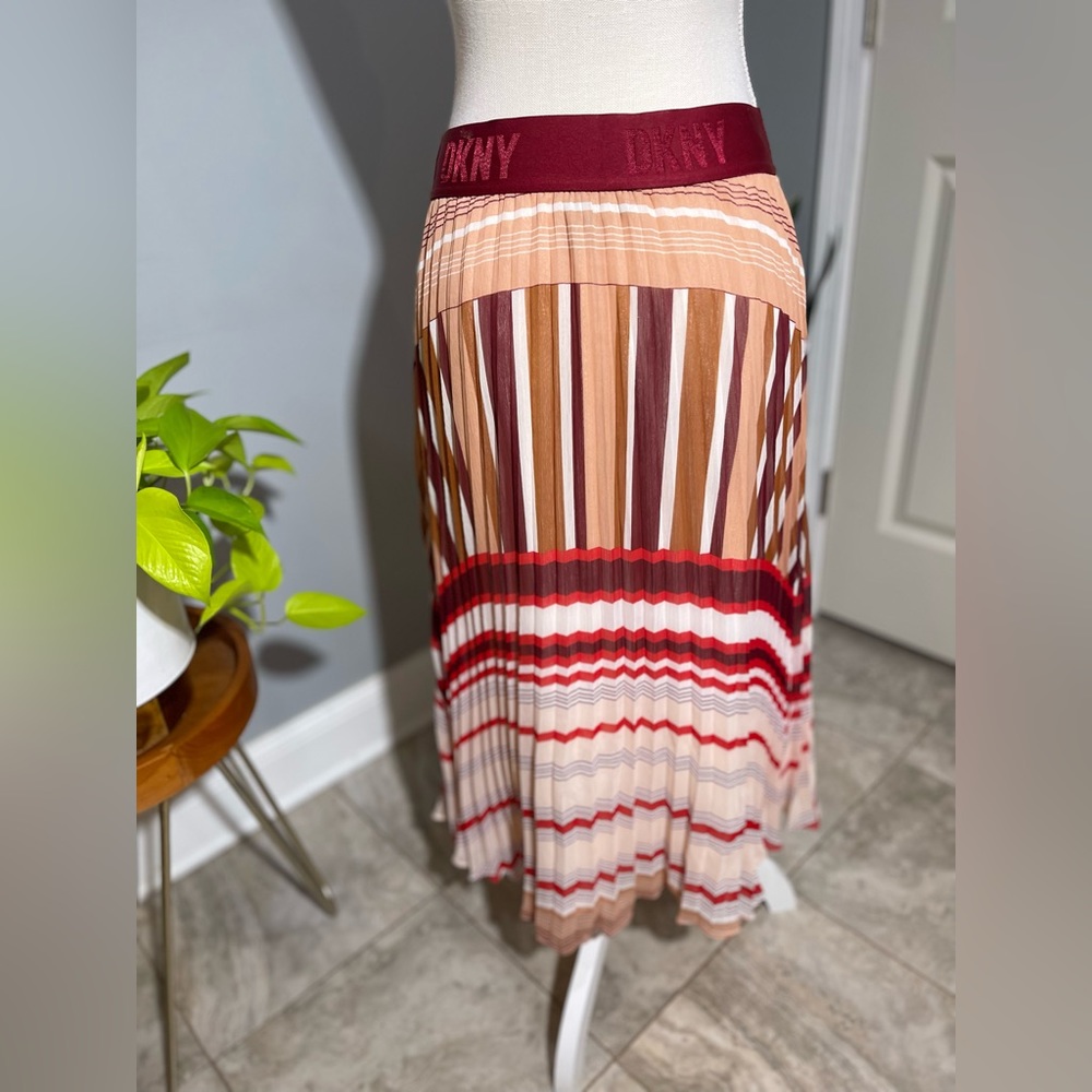 NWOT DKNY pleated skirt S